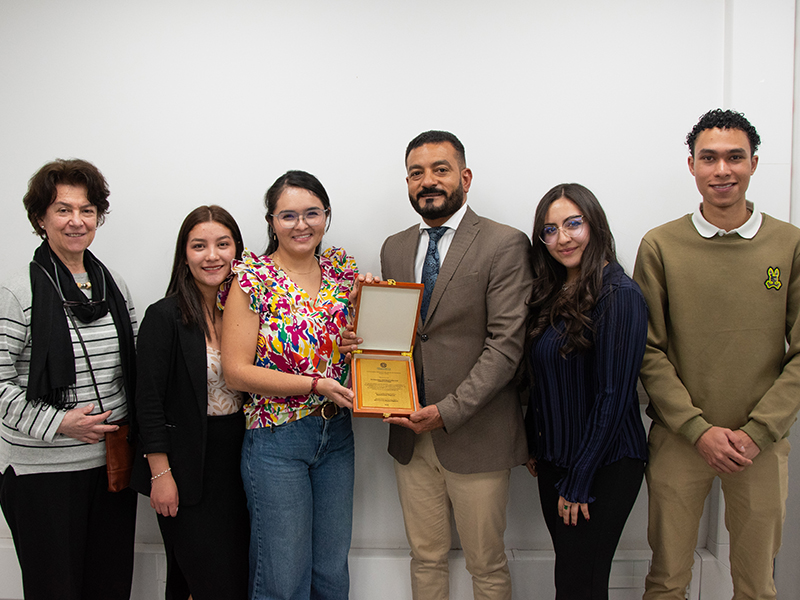 Fenadeco entrega reconocimiento al decano de la Facultad CEAC